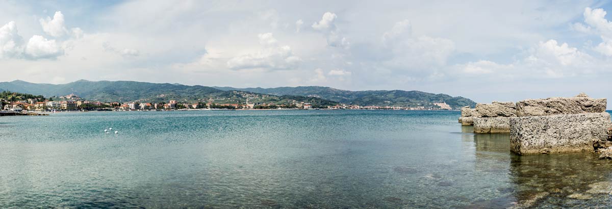 foto del panorama del Golfo Dianese visto dall'incompiuta