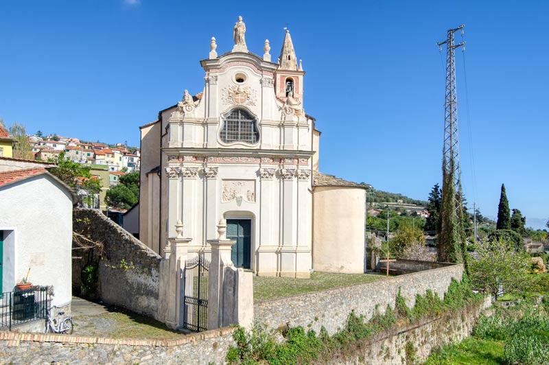 Immagine delle mura che circondano il Sagrato della Chiesa