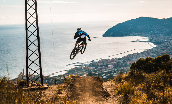 immagine di un ciclista nel percorso "Salto nel Blu"