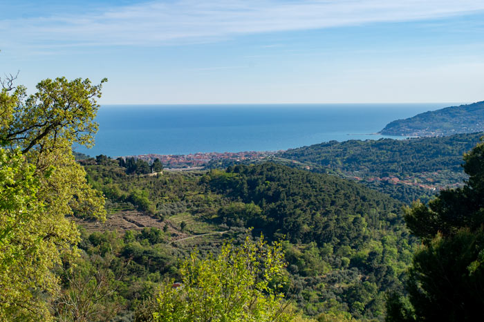 Immagine della vallata vista mare da Villa Faraldi