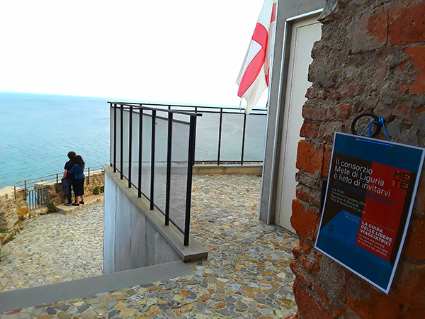 La Guida delle Libere Viaggiatrici nel Bastione di Mezzodì a Cervo