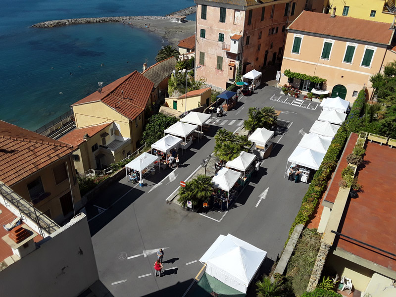 Veduta dalll'alto di Cervo del Mercatino biologico durante l'evento Nuovamente